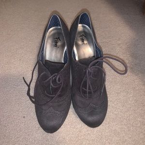 Fioni Gray Suede Shoelace Heels